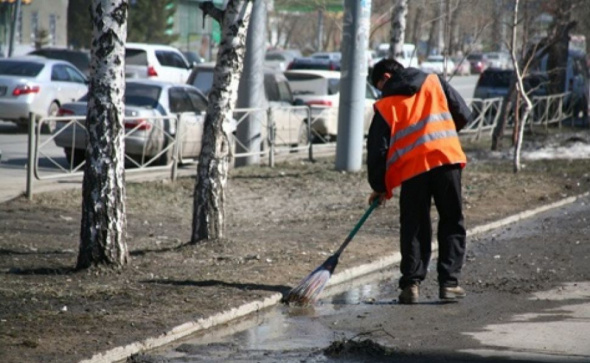 В Оренбурге коммунальщики продолжают очищать улицы от снега и воды, привлекая даже заключенных 