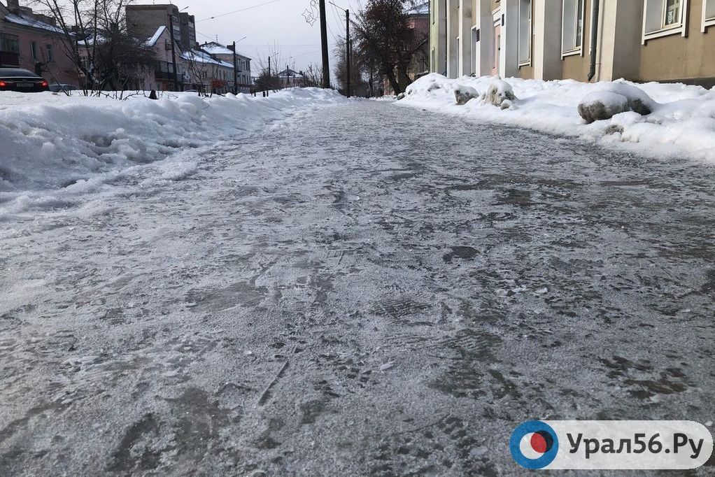 Тротуар на улице Строителей в Орске, 08.02.2020