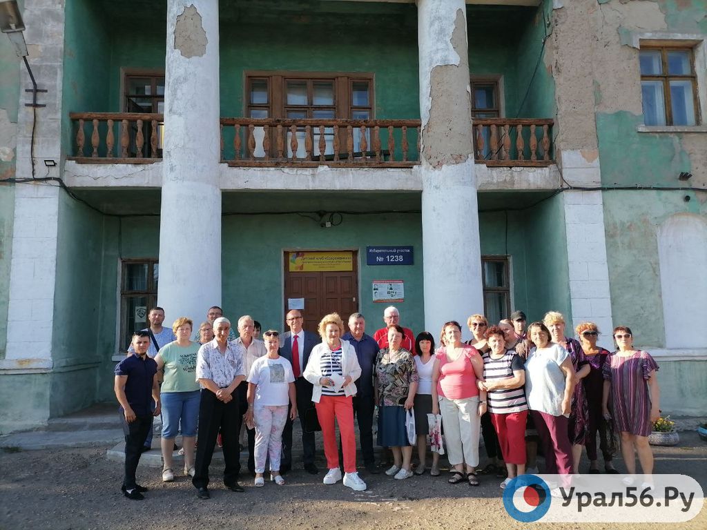 Жители Первомайского на встрече с Ниной Останиной и Владимиром Гудомаровым на фоне местного ДК. Фото: орский блогер Павел Сергеев