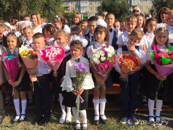 В школах Оренбургской области проходят торжественные линейки, посвященные Дню знаний