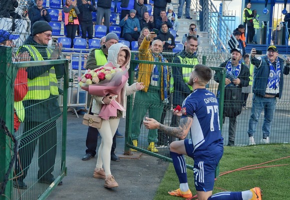 Футболист ФК «Оренбург» сделал предложение своей девушке во время матча