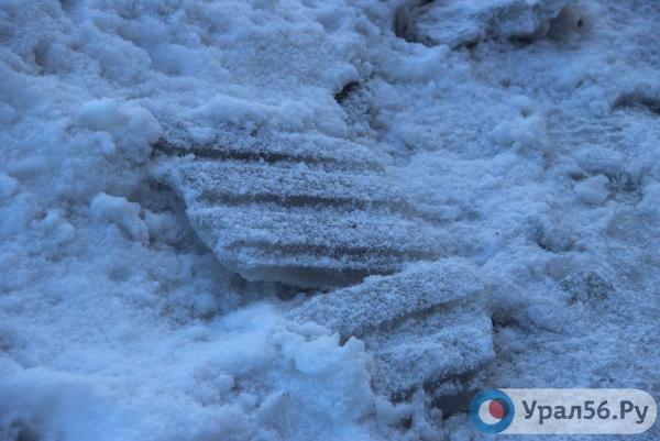 Упавшие снежные глыбы в Оренбургской области