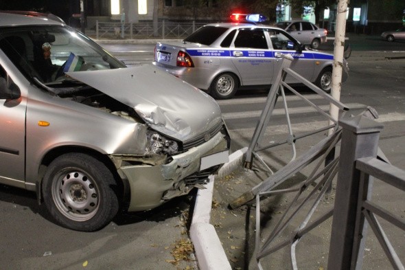 ДТП в центре Орска: Lada Kalina после столкновения с автомобилем Mazda въехала в забор 