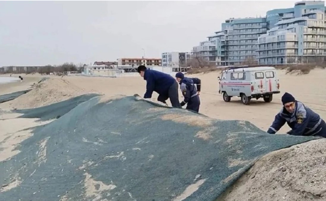 В Анапе больше года идут работы по очистке берега от мазута. Фото: Оперативный штаб Кубани 