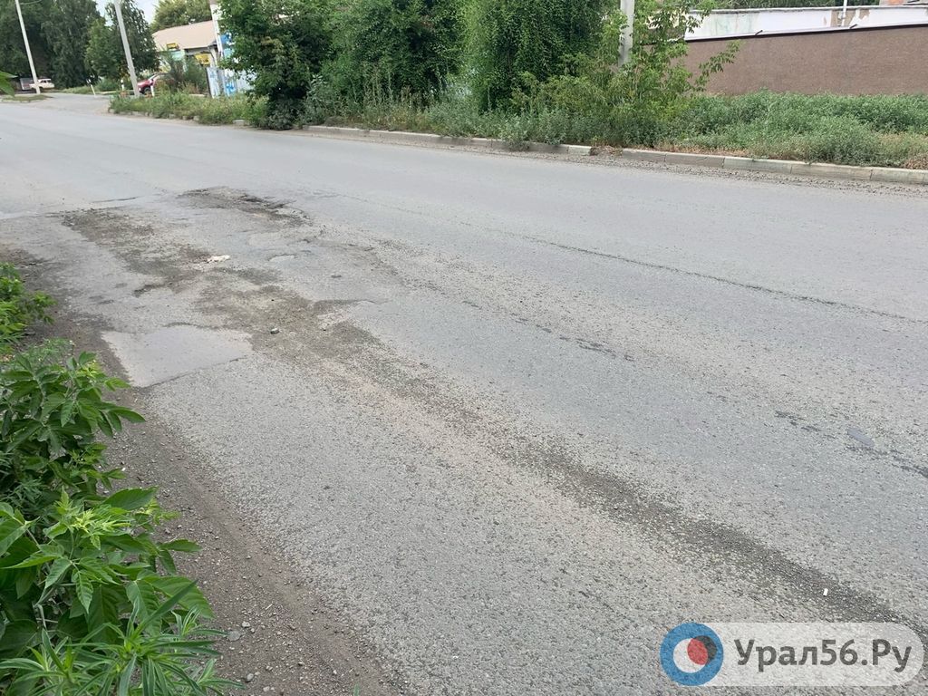 Поврежденный участок дороги на улице Станиславского в Орске, июль 2022 года