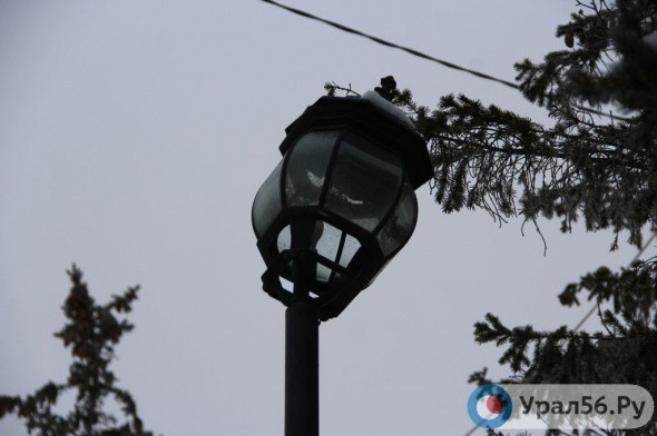 Винтажные фонари на главной площади Орска разбиты или отсутствуют вовсе, но их не ремонтируют