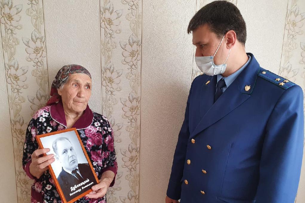 Вдова ветерана ВОВ Анастасия Дубовицкая с портретом мужа. Фото: Прокуратура Оренбургской области
