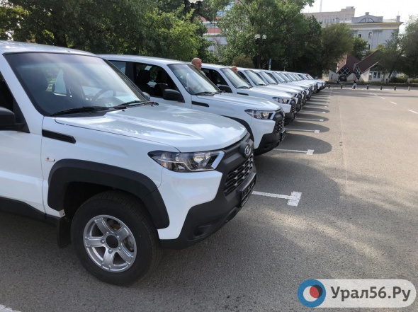 Главные врачи больниц Оренбурга получили 28 автомобилей «Нива»