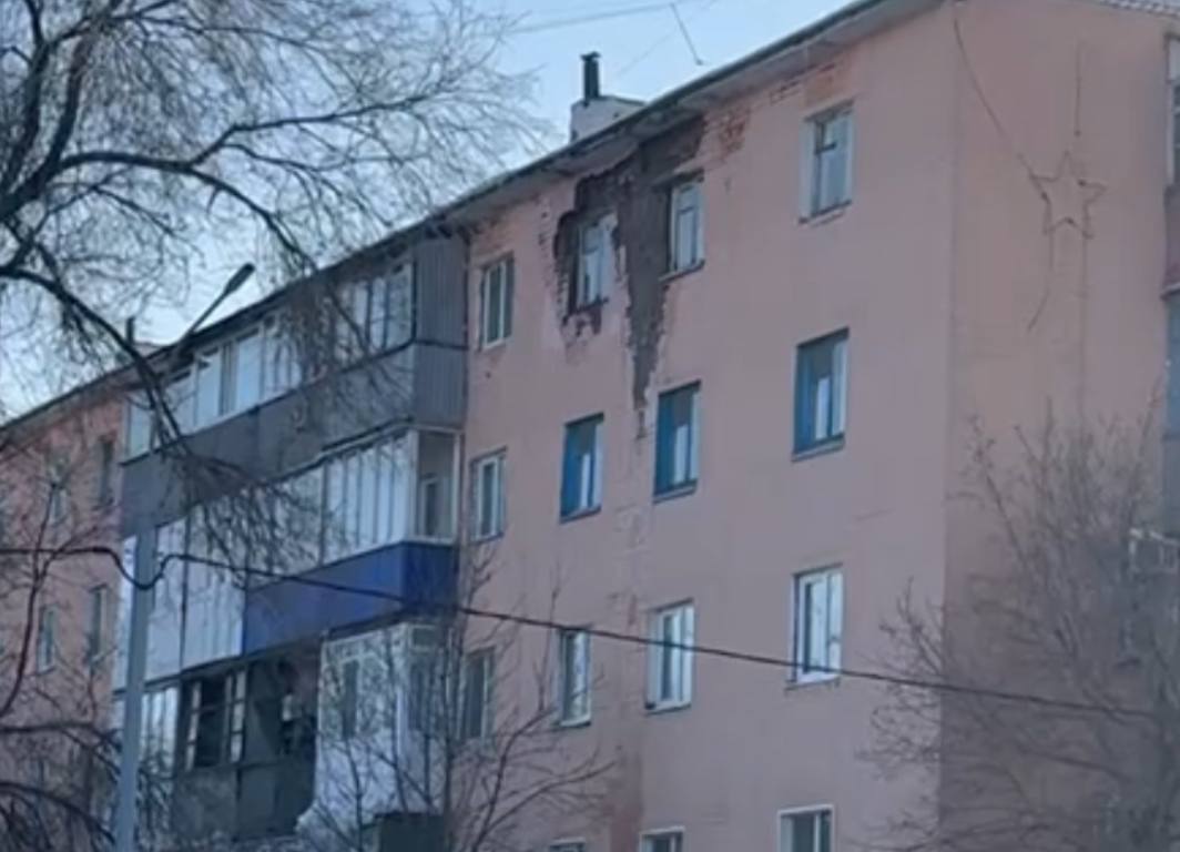 В Оренбурге осыпалась часть стены жилого дома 19 на улице Юркина. Фото: администрация Оренбурга