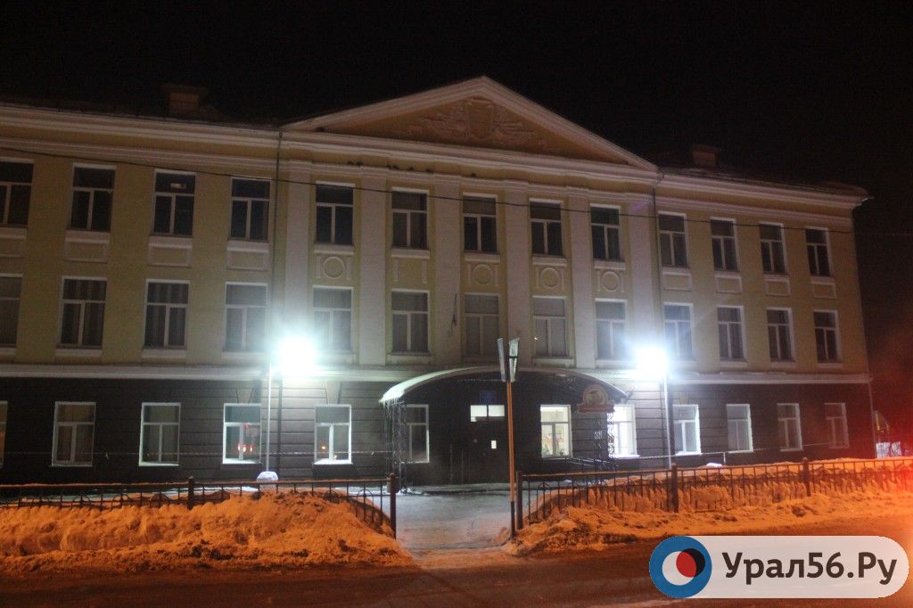 В Оренбурге возле некоторых школ нет освещения