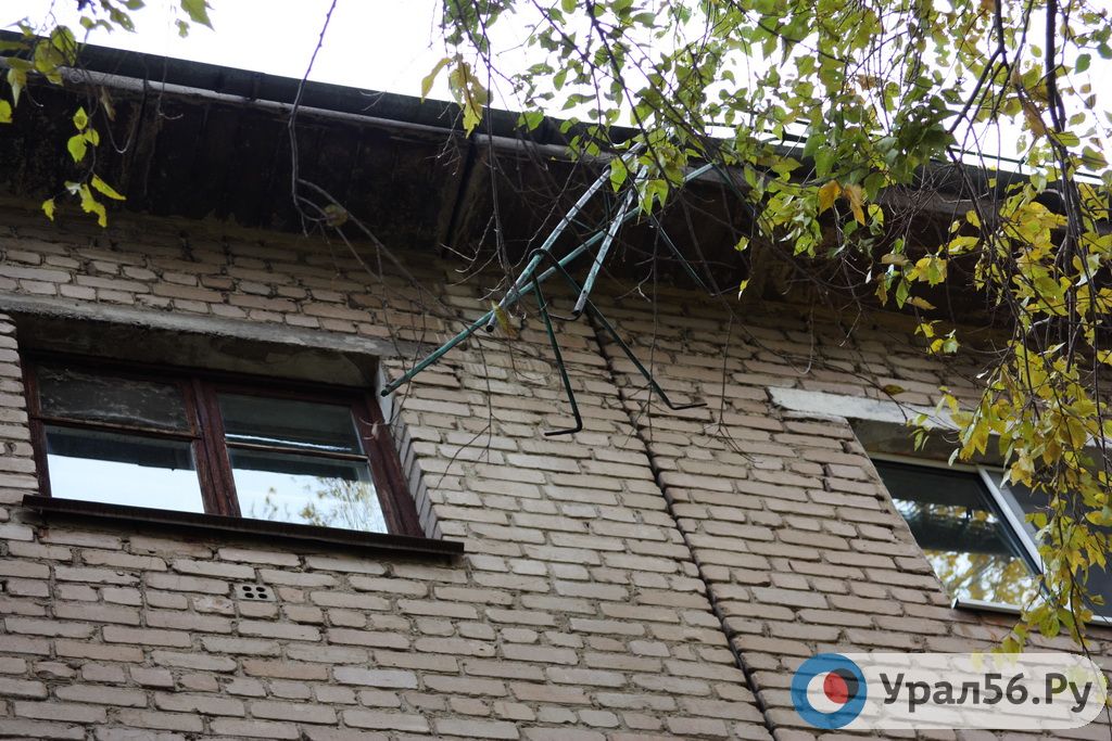 Опасная металлоконструкция свисает с крыши уже несколько месяцев