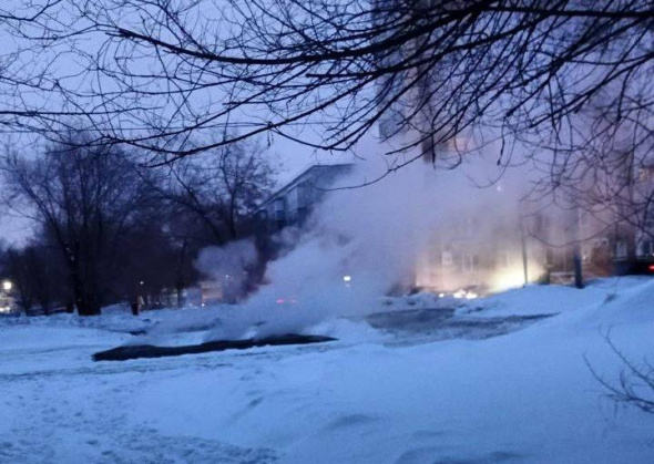 Жители Оренбурга сообщают о паре из‑под земли на улице Родимцева 