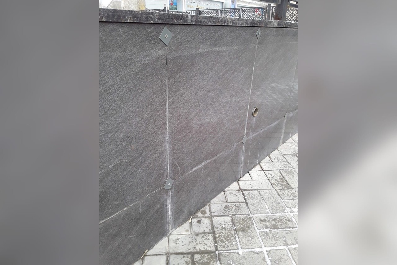 Закрепленная плитка на орском драмтеатре 