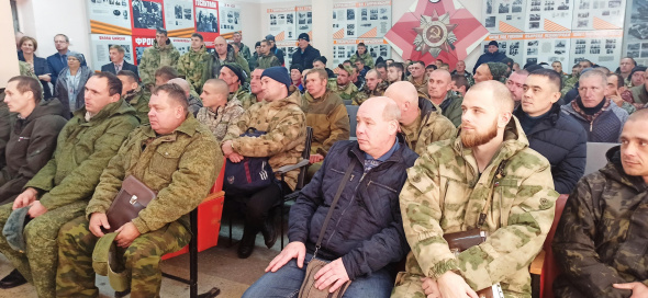 В Оренбургскую область из Алтайского края на боевое слаживание отправились 137 мобилизованных и добровольцев
