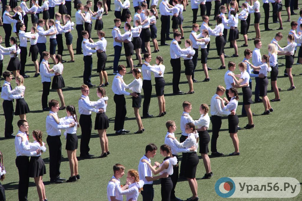 Школьники танцуют Вальс Победы, 06.05.2019г.