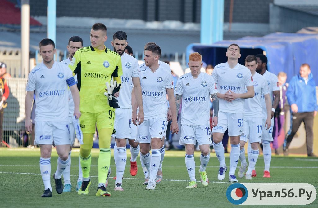 Футболисты ФК «Оренбург» выходят на поле