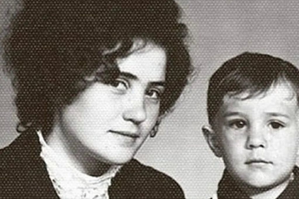 Маленький Денис Владимирович со своей мамой. Фото: соцсети губернатора
