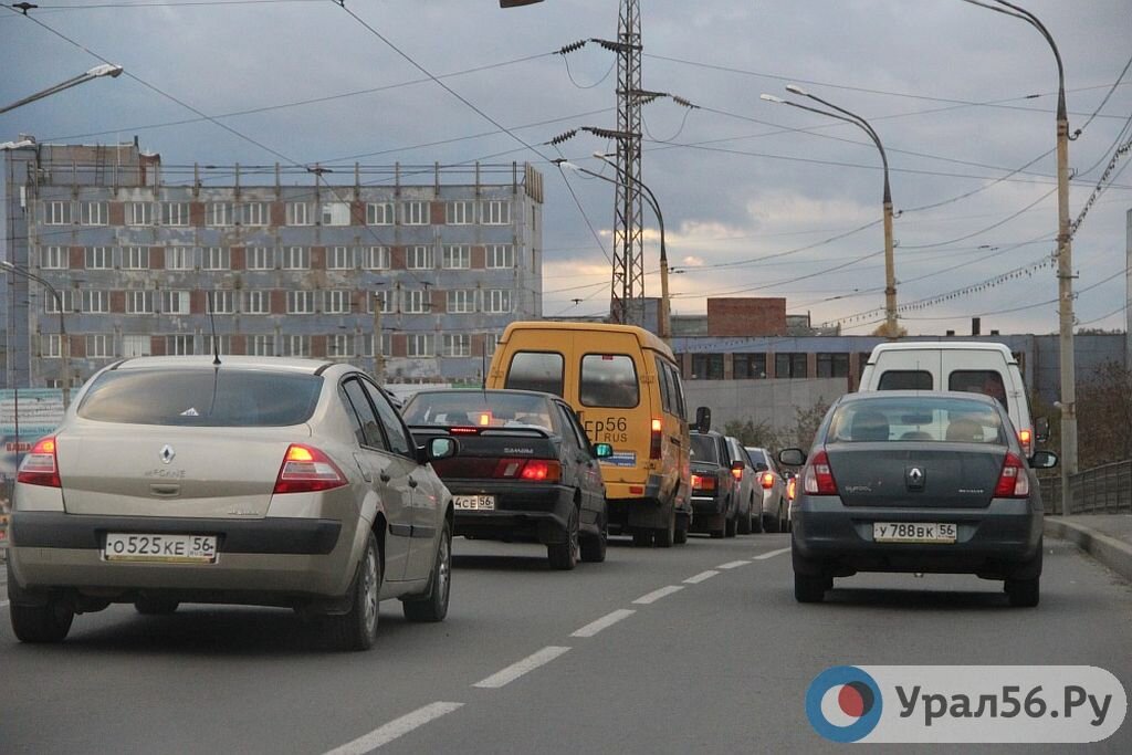 Поток автомобилей, фото из архива