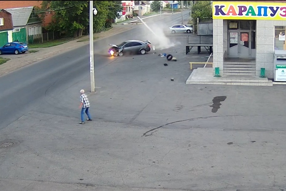 В Оренбурге на улице Ульянова автомобиль снес столб