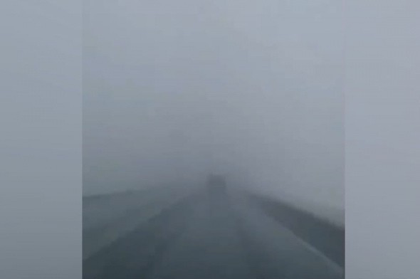 На трассе Оренбург — Самара сильный туман, дождь и плохая видимость: видео очевидцев