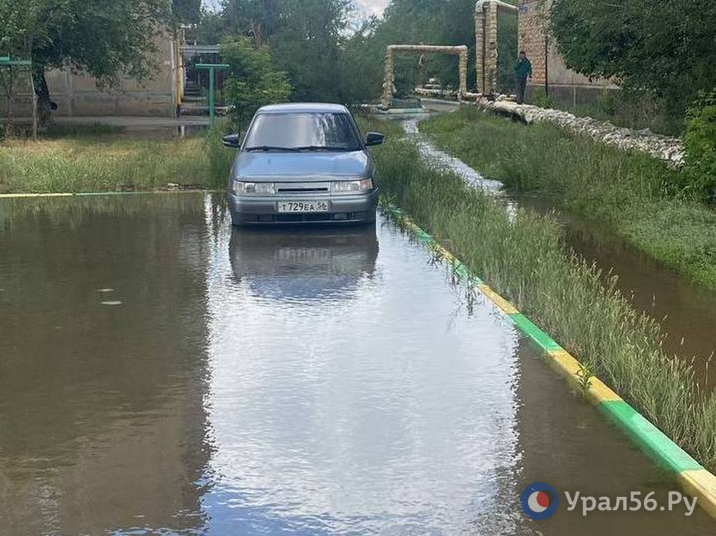 Ул. Братскую и дворы по ней затопило питьевой водой. Орск, 23.06.2025