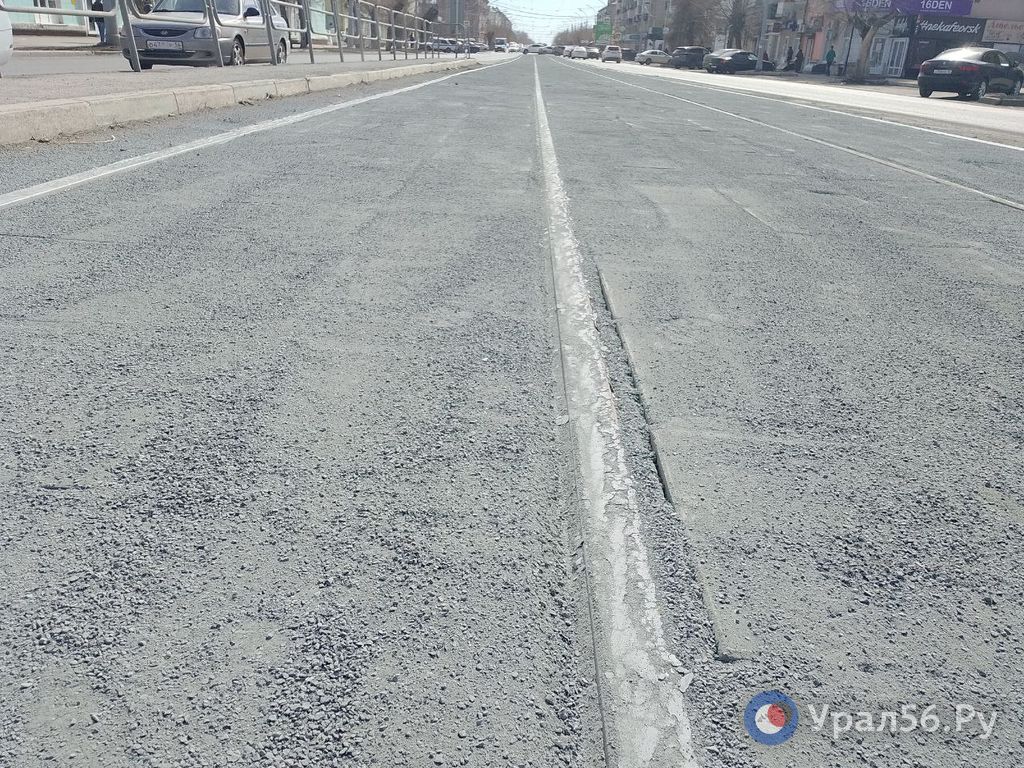 В центре Орска трамвайные пути засыпали горной пылью