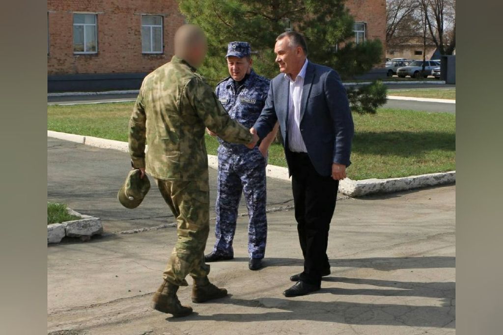 Василий Козупица с бойцами орского ОМОНа