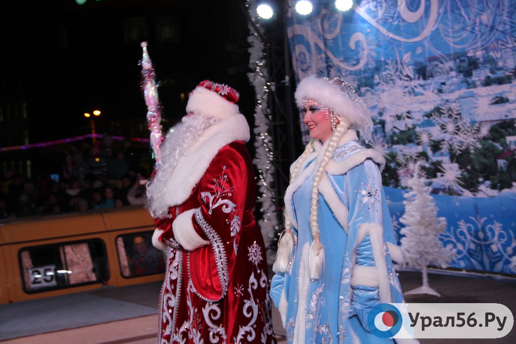 В Орске открыли главную городскую елку и каток