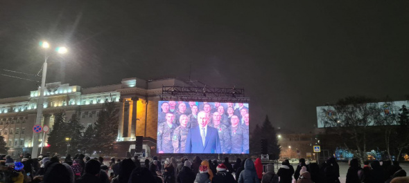 Около 2 тысяч жителей и гостей Оренбурга встретили Новый год на праздничной площади 