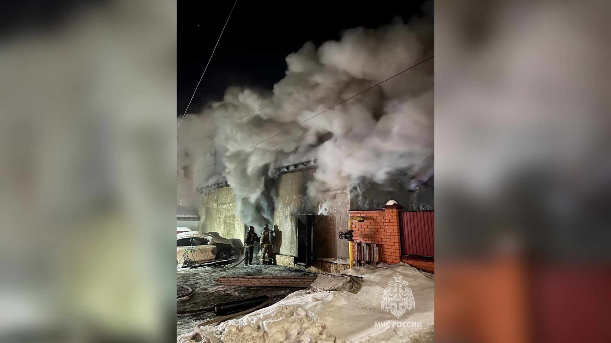 Пожар на Бульваре Юности. Фото МЧС по Оренбургской области