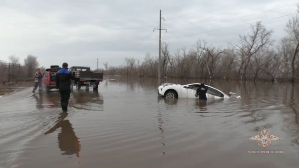 В талых водах на дороге Оренбург – Беляевка, где погибли люди, 1 апреля утонул еще один автомобиль