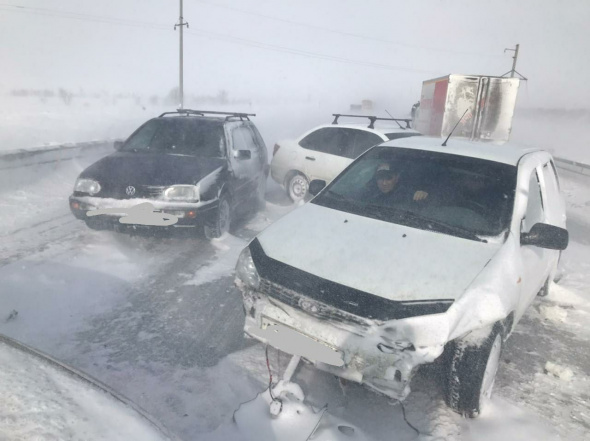 На трассе Оренбург-Орск произошло ДТП с участием сразу 8 автомобилей 