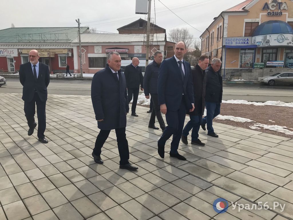 Денис Паслер осмотрел стройки Орска и оценил стадии готовности двух спорткомплексов и сада Шевченко