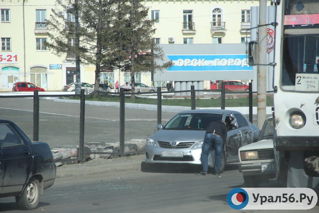В Орске фура прижала легковушку