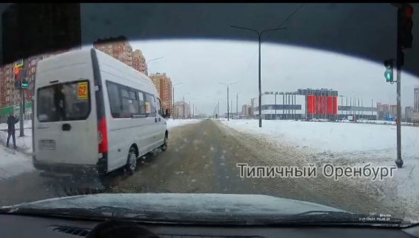 В Оренбурге водитель пассажирской маршрутки на большой скорости проехал пешеходный переход на красный свет (видео)