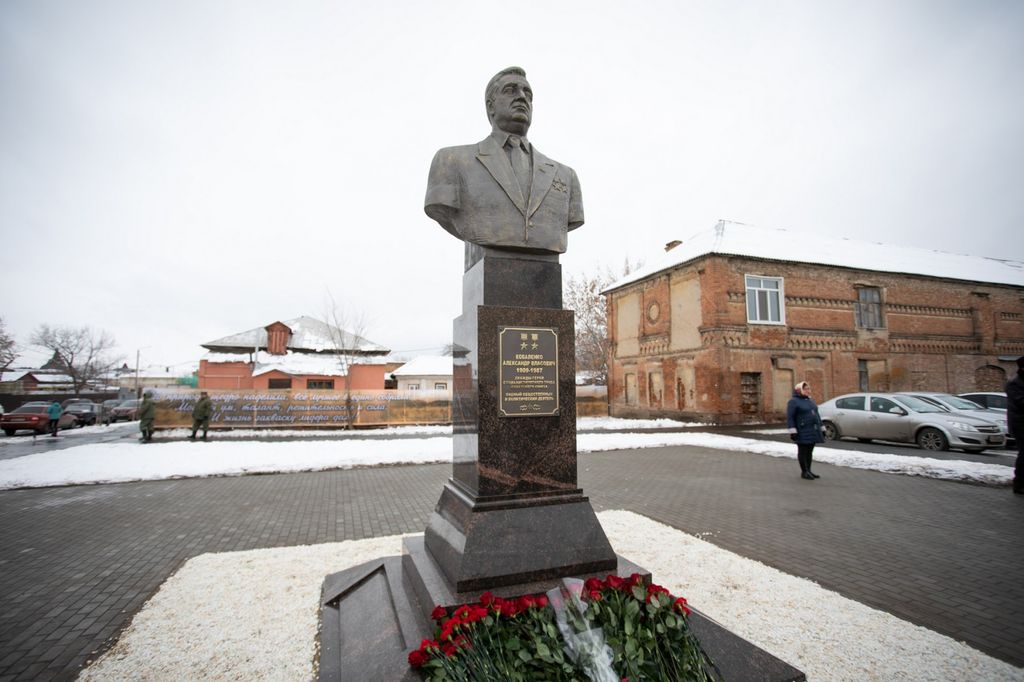 Памятник дважды Герою Социалистического труда Александру Коваленко. Фото: правительство Оренбургской области