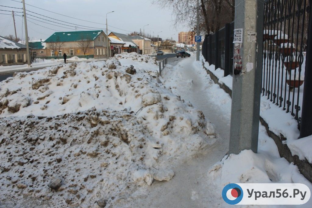 Огромная снежная куча возле Областной детской больницы мешает пешеходам
