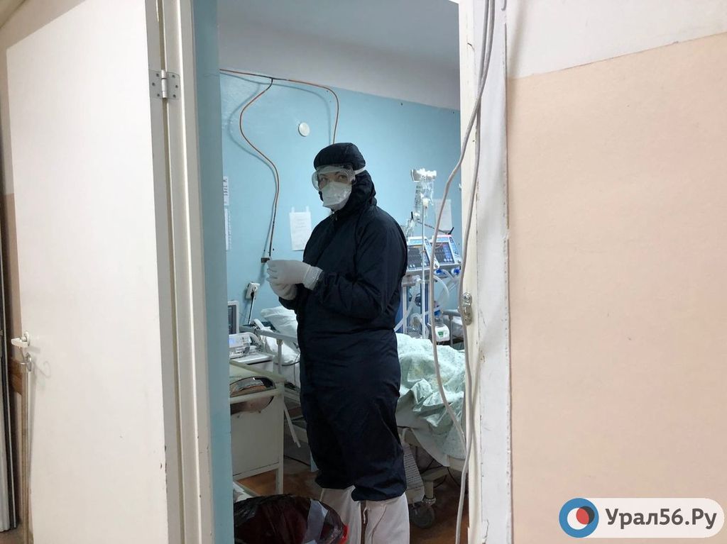 Медработник на смене, реанимация ковид-госпиталя ОКБ №2, Оренбург