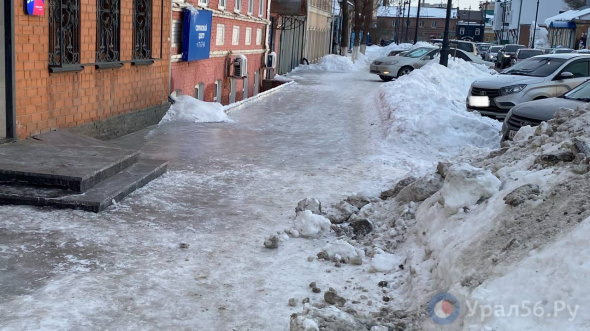Челлендж по-оренбургски: Жители Оренбурга, боясь за свою сохранность, сами посыпают дороги солью