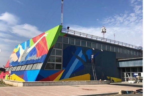 Обратная сторона «Надежды»: Орским пловцам негде заниматься, но на здании школы рисуют граффити