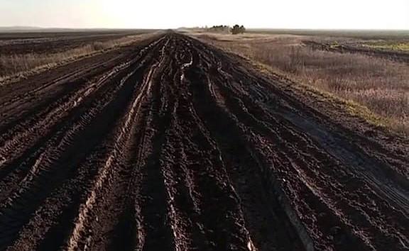 Дорога в плачевном состоянии в Курманаевском районе, фото: скрин видео из тг-чата Евгения Солнцева