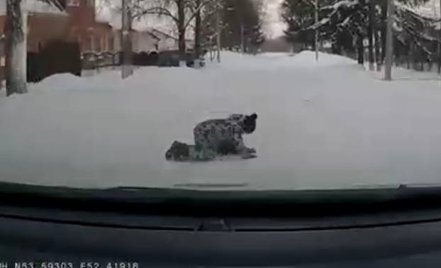 Момент падения. Источник: Стоп-кадр из видео полиции Бугуруслана