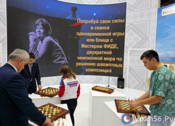 Шахматистка Анна Шухман из Оренбурга провела одновременную игру на 4-х досках на выставке-форуме «Россия»