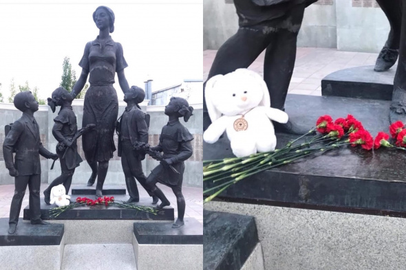 Жители Оренбурга приносят цветы и игрушки к памятнику первой учительнице в память о погибших в Казани