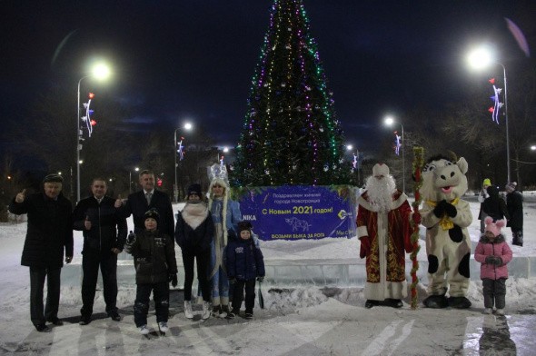 28 декабря состоялось торжественное открытие новогодней елки в сквере Молодежного центра Новотроицка