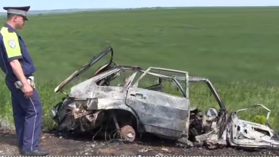 Кадр из видео легковушка, пострадавшая в аварии. Видео: УМВД России по Оренбургской области