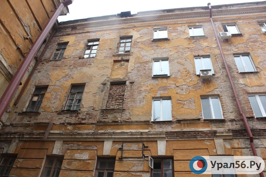 В Оренбурге неизвестные срезали радиаторы в жилой части «гагаринской летки». Объект культурного наследия затопило 