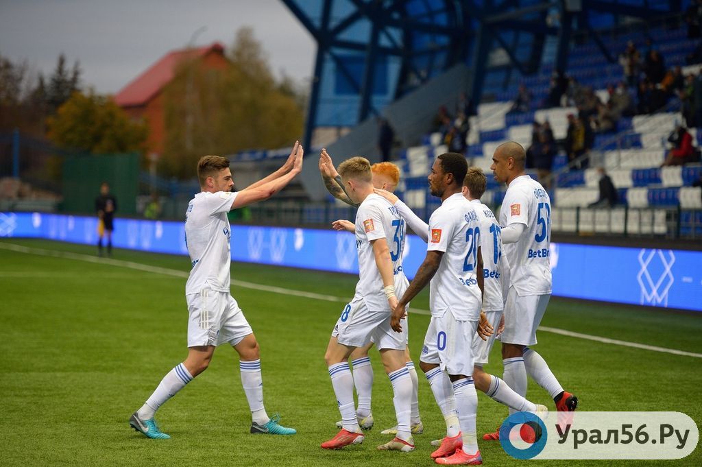 Футболисты ФК «Оренбург» празднуют гол
