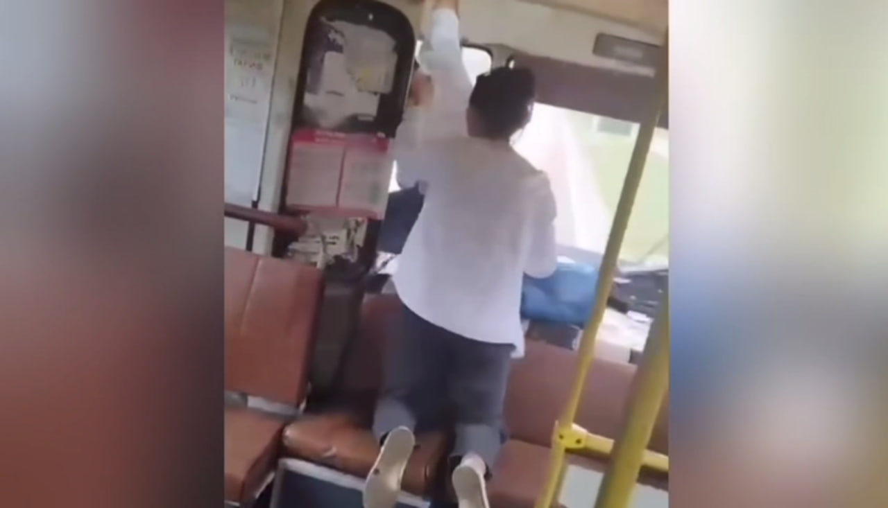 Скриншот видеозаписи с избиением водителя автобуса. Источник: УМВД по Оренбургской области 