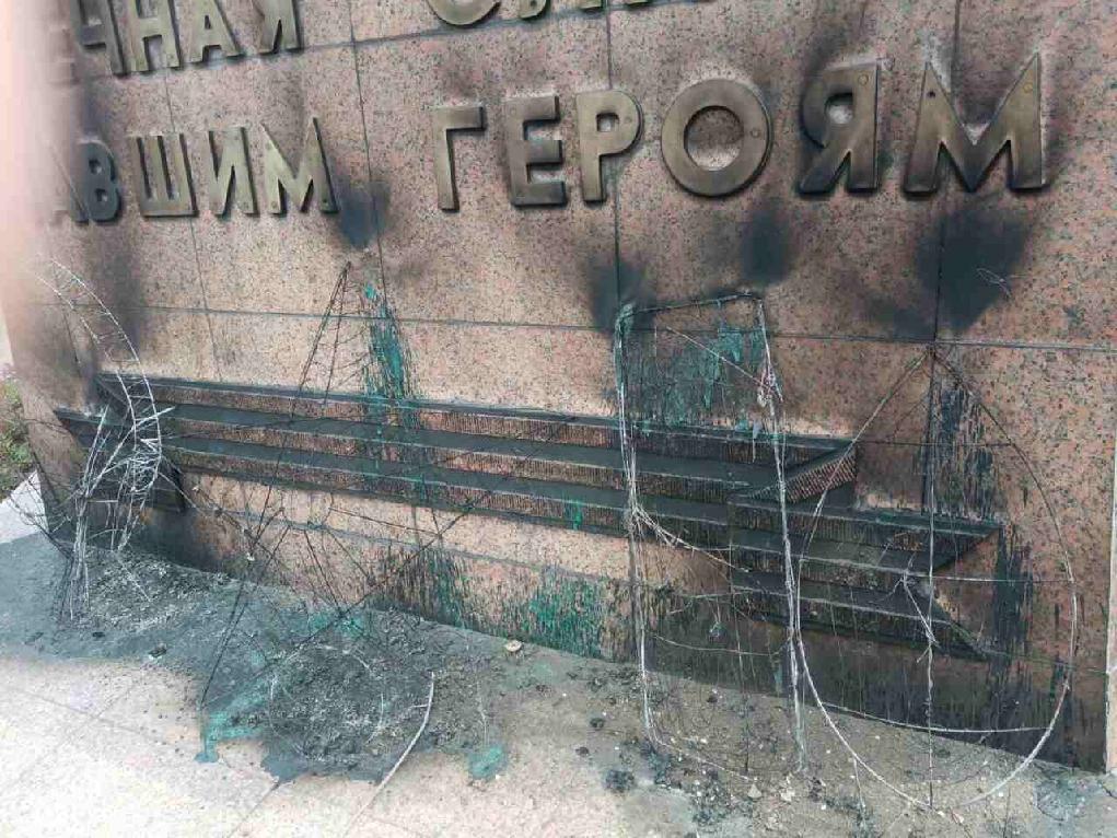 Дети в Новотроицке подожгли венки у памятника погибшим в Великой Отечественной войне